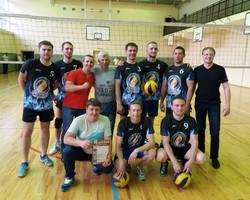 Команда Пинскгаза по волейболу с директором управления Александром Синкевичем